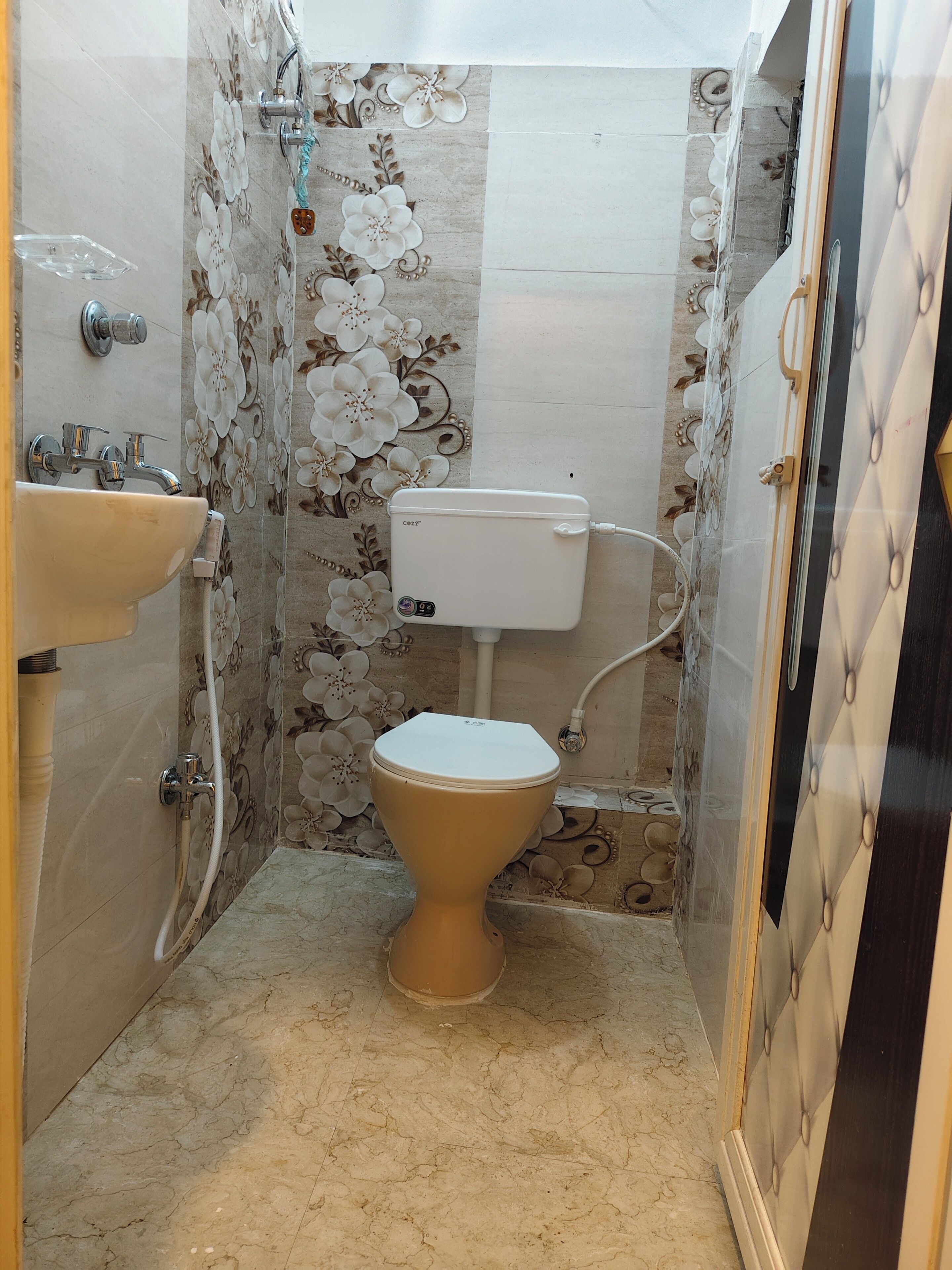 Un baño con inodoro, lavamanos y ducha.