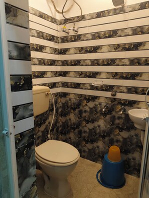 Kahden hengen deluxe-huone (yksi tai kaksi sänkyä), ilmastointi | Kylpyhuone