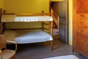 3 bedrooms, iron/ironing board, free WiFi - Gite in the heart of a former priory - quiet, leafy setting (Ruffey-sur-Seille)