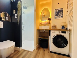 Een douche, een haardroger, handdoeken, toiletpapier