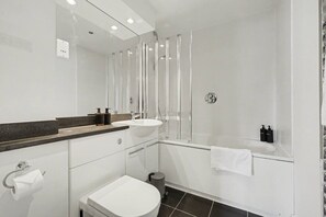 Hair dryer, towels, soap, shampoo - ExCel & O2 Waterfront Apartment with Gym Access (Greater London)