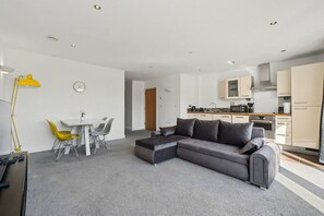 Smart TV - ExCel & O2 Waterfront Apartment with Gym Access (Greater London)