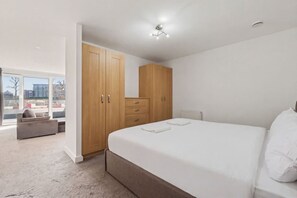 1 bedroom, iron/ironing board, travel cot, free WiFi - ExCel & O2 Waterfront Apartment with Gym Access (Greater London)