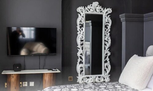 Charming Historic 1 KingBed Accom in Chepstow|WiFi
