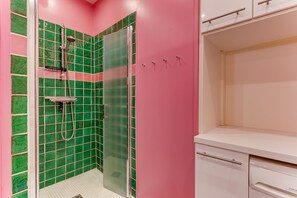 Shower, hair dryer, towels - GAMBETTA GARDEN AP4507 by Riviera Holiday Homes (Nice)