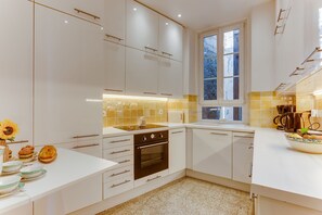 Fridge, oven, dishwasher, coffee/tea maker - GAMBETTA GARDEN AP4507 by Riviera Holiday Homes (Nice)