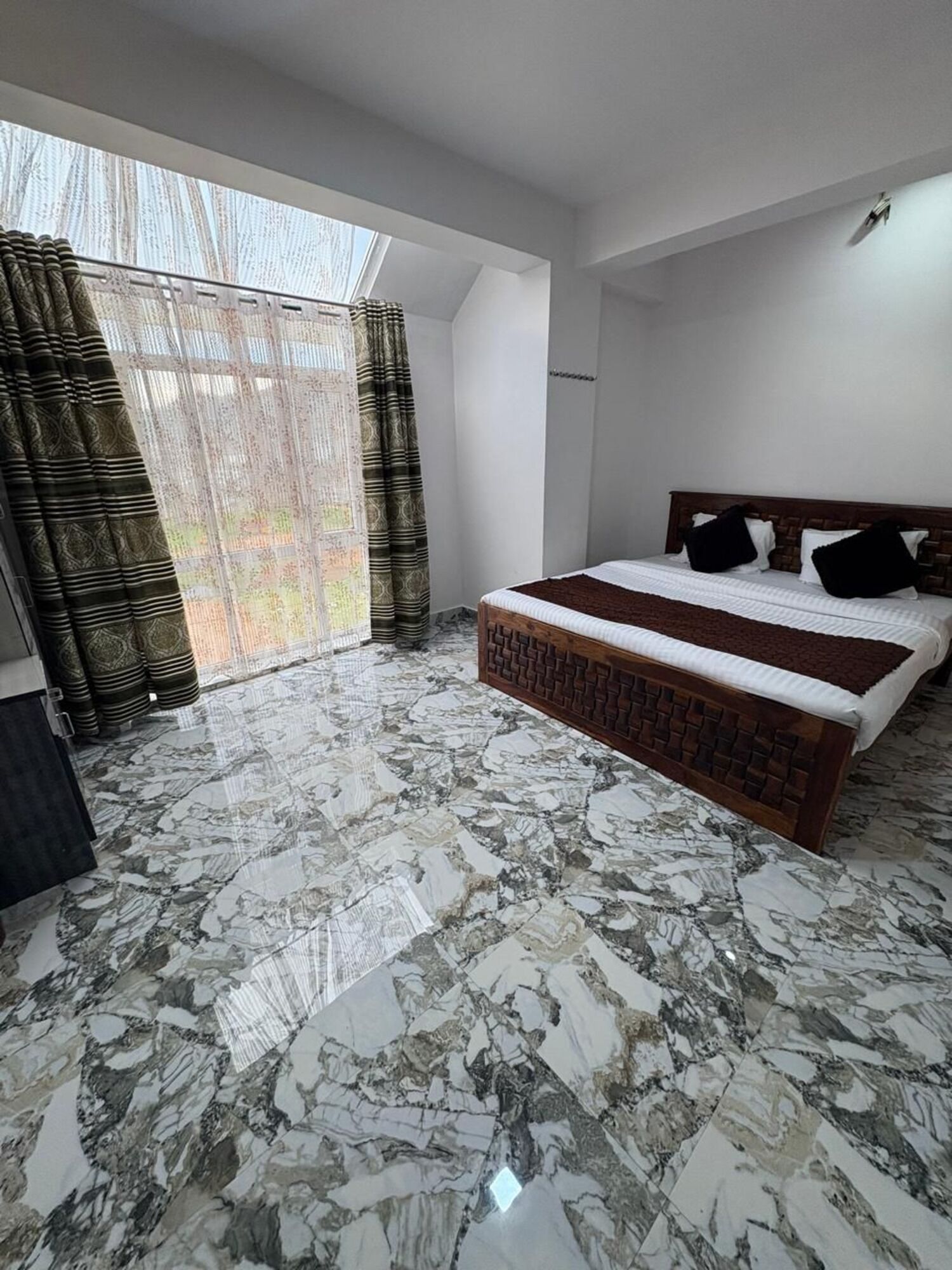 Luxury Cabin, City View