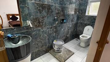 Ducha, artículos de tocador gratuitos, toallas, jabón