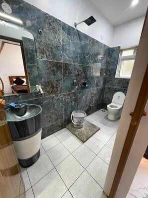 Cabane Luxe, vue ville | Salle de bain | Douche, articles de toilette gratuits, serviettes fournies, savon