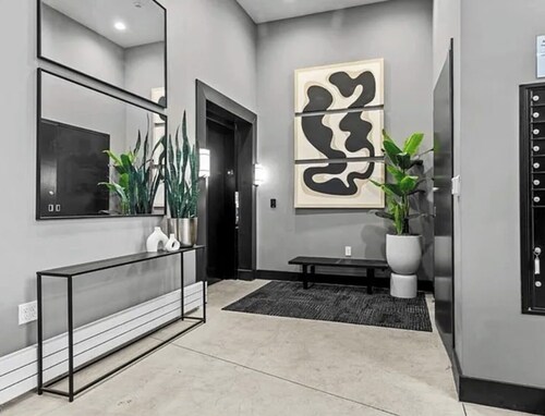 Skyline views in cozy 1-bedroom condo minuestes from downtown Pittsburgh