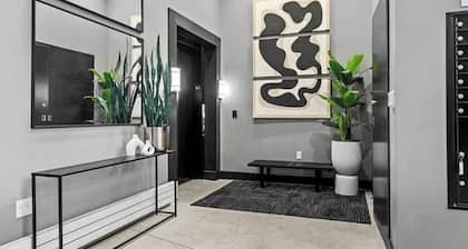 Skyline views in cozy 1-bedroom condo minuestes from downtown Pittsburgh