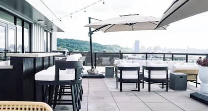 Skyline views in cozy 1-bedroom condo minuestes from downtown Pittsburgh