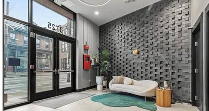 Skyline views in cozy 1-bedroom condo minuestes from downtown Pittsburgh