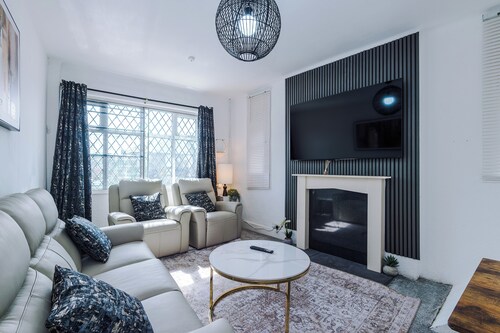 Luxury 3 Bed - 6 min to Airport 