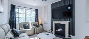 Luxury 3 Bed - 6 min to Airport 