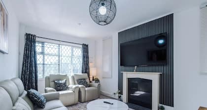 Luxury 3 Bed - 6 min to Airport