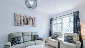A living room with two sofas, a coffee table, and a large window with curtains. - Luxury 3 Bed - 6 min to Airport  (Cheadle)