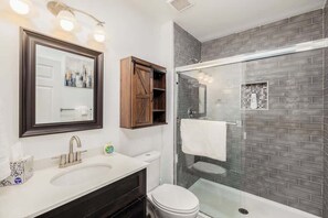 Shower, hair dryer - Walk to The Music Factory & Camp North End! (Charlotte)