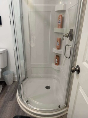 Dusche, Haartrockner, Handtücher, Shampoo
