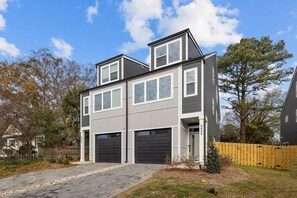 Exterior - Luxury build - King Bed - Minutes to Uptown (Charlotte)