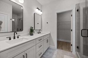 Shower, hair dryer, shampoo - Luxury build - King Bed - Minutes to Uptown (Charlotte)
