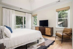 Iron/ironing board, travel crib, WiFi, bed sheets