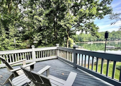 Blissful Lake Views + Hot Tub + Pool Table