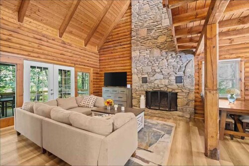 Holiday Home The Big Smokey cabin with game room and Hot Tub