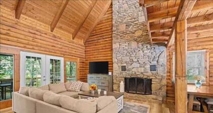 Holiday Home The Big Smokey cabin with game room and Hot Tub