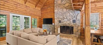 Holiday Home The Big Smokey cabin with game room and Hot Tub