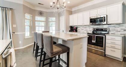 Pool is Open! 4BR Retreat • Gameroom • Sleeps 12