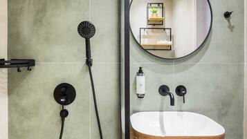 Appartement, 2 chambres, terrasse, vue sur la mer | Salle de bain | Douche, séchoir à cheveux, serviettes fournies, papier de toilette