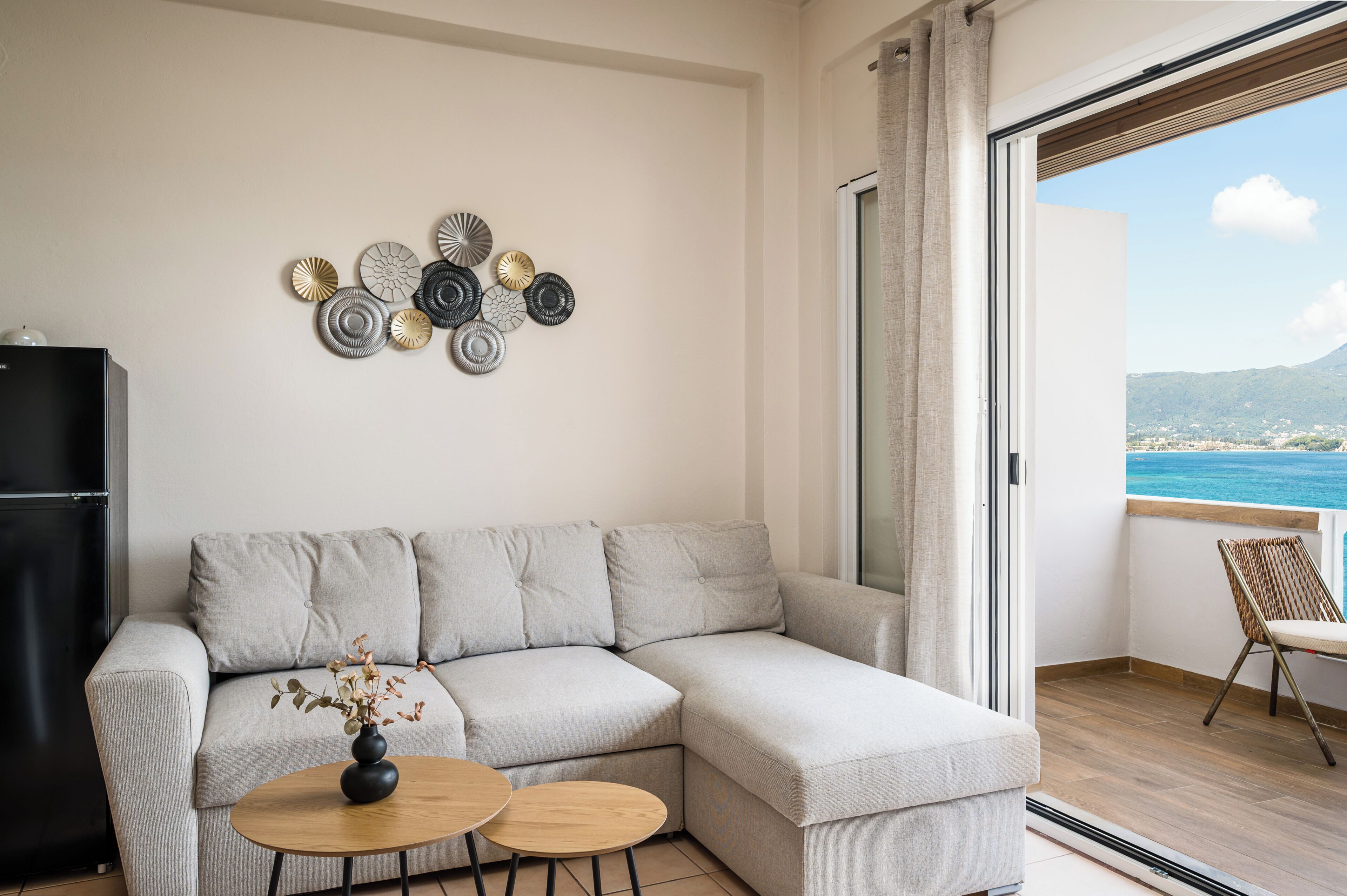 Appartement, 2 chambres, terrasse, vue sur la mer | Aire de séjour | Téléviseur de 32 po avec télévision numérique