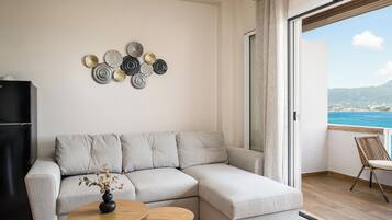 Appartement, 2 chambres, terrasse, vue sur la mer | Aire de séjour | Téléviseur de 32 po avec télévision numérique
