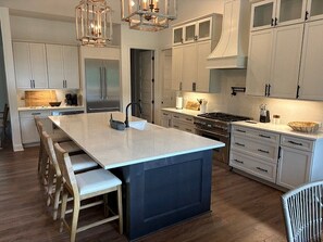 Paper towels - Burlingame Country Club, Sapphire, NC Luxury Lakefront Mountain Home (Sapphire)