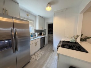 Fridge, microwave, oven, stovetop - Captivating Rose Cottage-3 King Beds-College Hill (Wichita)
