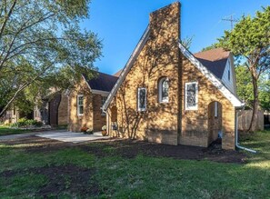 Exterior - Captivating Rose Cottage-3 King Beds-College Hill (Wichita)