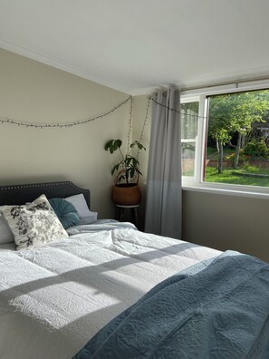 4 bedrooms, iron/ironing board, WiFi, bed sheets