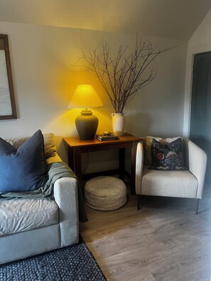 TV - Home away from home in quiet village near Lake Erie. (Selkirk)