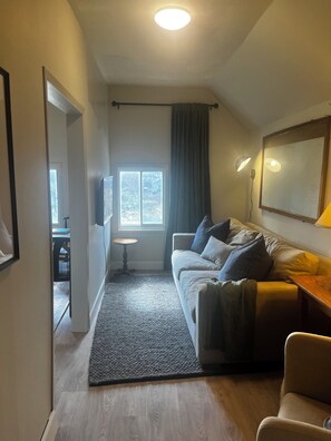 TV - Home away from home in quiet village near Lake Erie. (Selkirk)