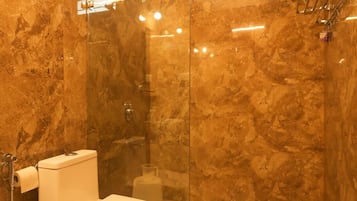 Ducha, artículos de tocador gratuitos, toallas, jabón