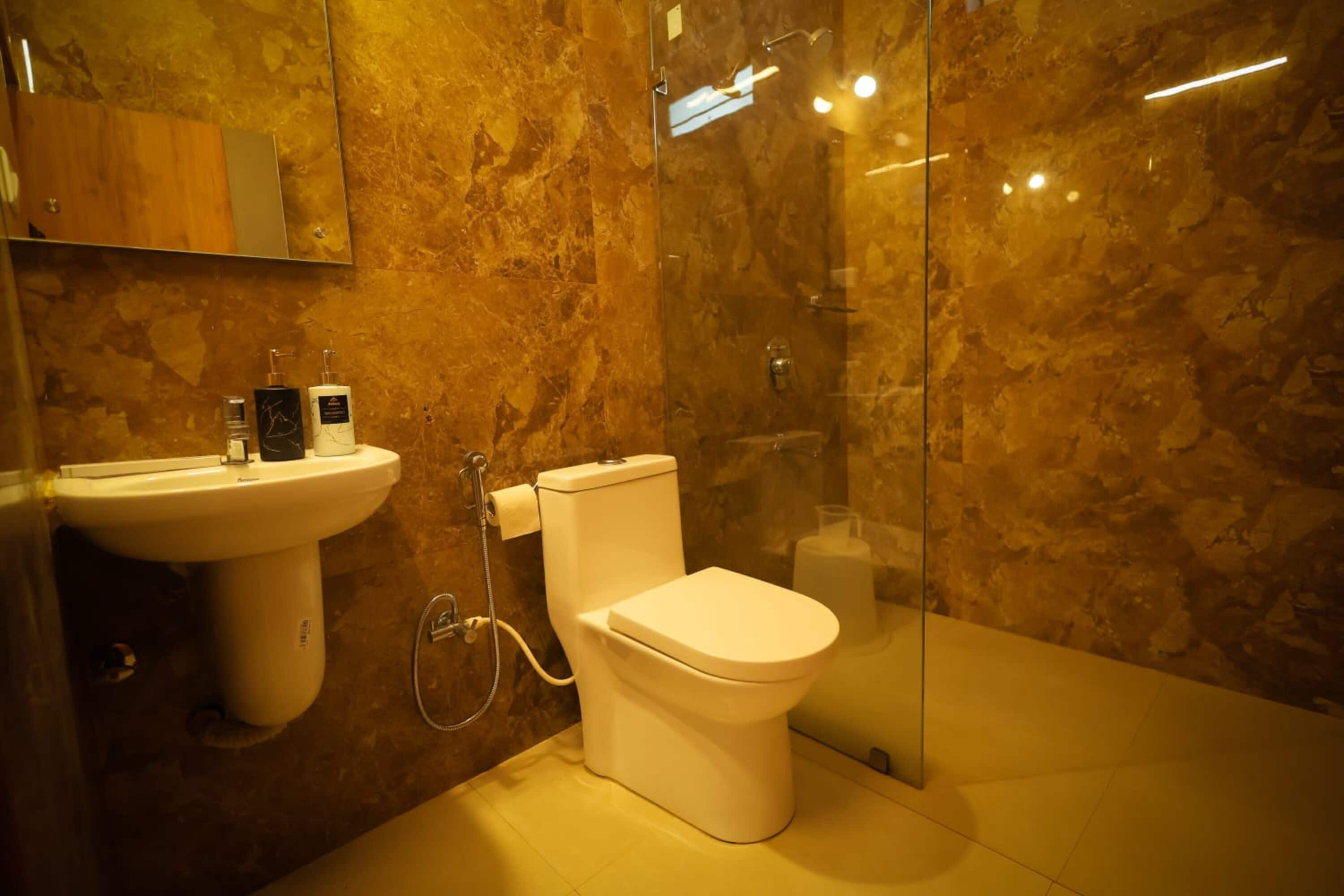 Luxury Cabin, City View | Bathroom | Shower, free toiletries, towels, soap