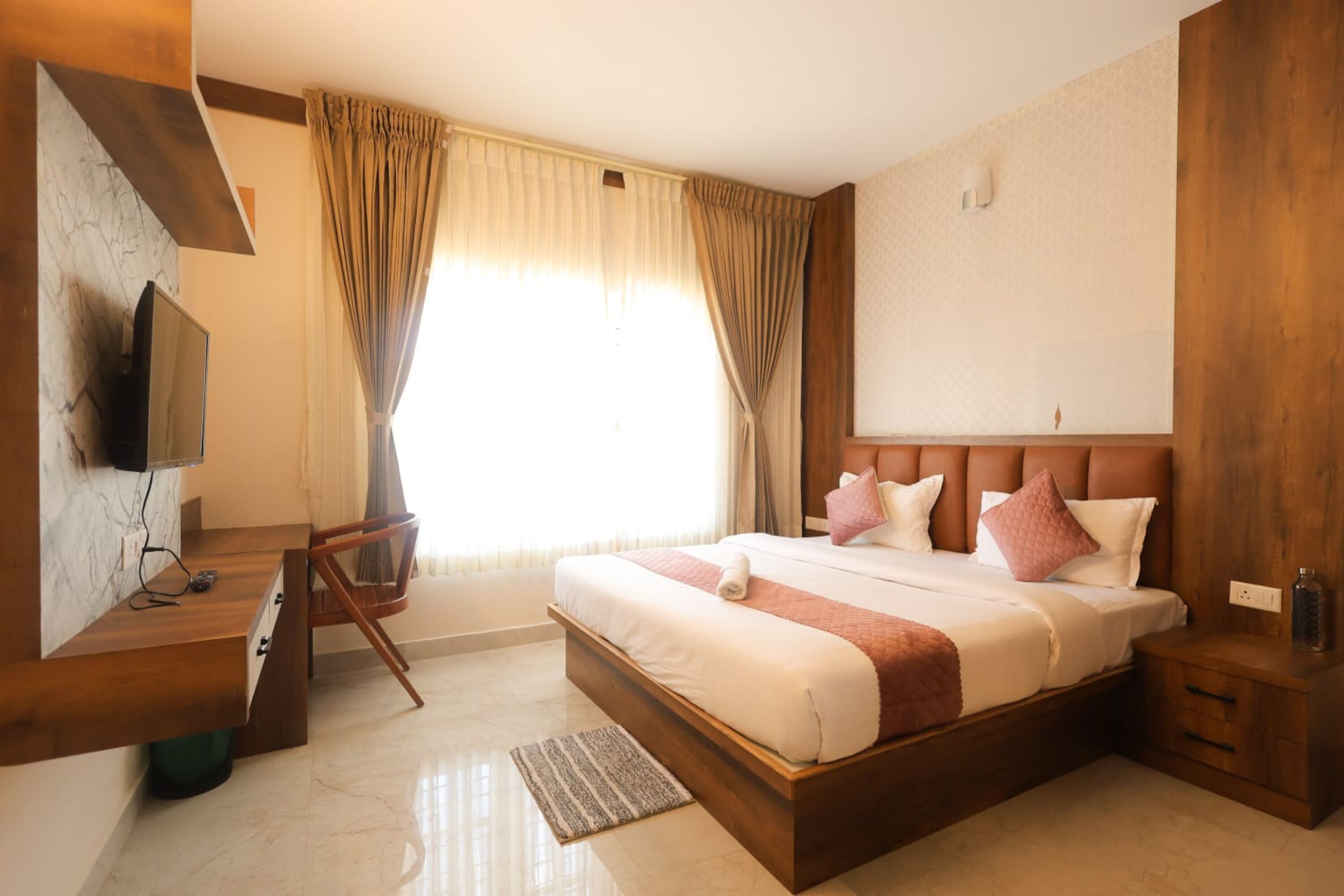 Luxury Cabin, City View | Desk, free WiFi