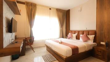 Luxury Cabin, City View | Desk, free WiFi