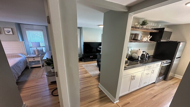 A modern apartment with a kitchen, dining area, and a living room. - Cozy 1-bedroom apartment with parking in walkable Portland location (Portland)