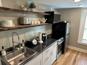 Private kitchen - Cozy 1-bedroom apartment with parking in walkable Portland location (Portland)