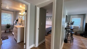A spacious living area with a kitchen, a dining area, and a bedroom. - Cozy 1-bedroom apartment with parking in walkable Portland location (Portland)