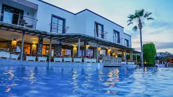 Seasonal outdoor pool
