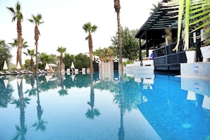 Piscine extérieure en saison