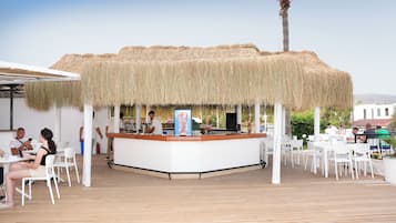 Bar en bord de piscine